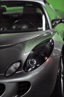 Sportwagen mit grünem Hintergrund foto