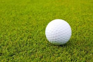 Golfball auf dem grünen Rasen foto