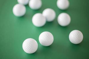 Golfbälle auf dem grünen Hintergrund foto