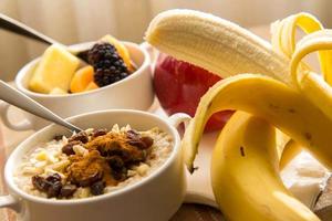 frisches Obst und Haferflocken mit gesunden Belägen zum Frühstück foto