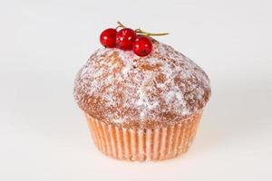 süßes leckeres Muffin mit roten Johannisbeeren foto