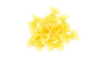 rohe trockene Farfalle-Nudeln zum Kochen foto