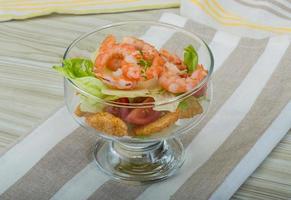 Caesar-Salat mit Garnelen foto