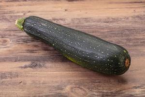 leckere junge organische natürliche Zucchini foto