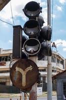 Verfallene Straßenlaternen und Straßenschild in den verlassenen Straßen in der Geisterstadt Varosha Famagusta, Zypern foto