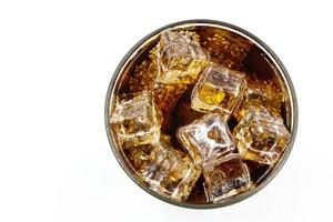 Cola-Glas mit Crushed auf weißem Hintergrund Cola-Eis im Glas und es gibt Wassertropfen herum. kühles schwarzes frisches Getränk. foto