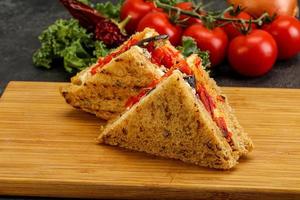 Club-Sandwich mit Auberginen und Käse foto