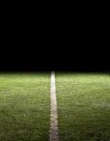 Linie auf einem Fußballfeld in der Nacht foto