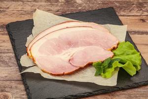 geschnittener Schweinebauch über Bord foto