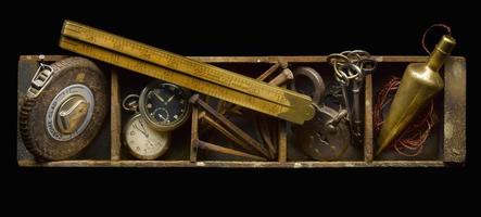 antike Box mit Werkzeugen foto