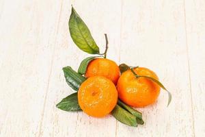 Reife süße leckere Mandarine mit Blättern foto