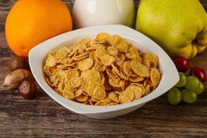 Frühstück mit Cornflakes und Milch foto