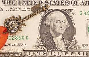 Schlüssel zum Erfolg auf einer Dollar-Banknote foto