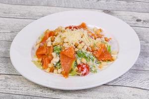 Caesar Salad mit Lachs und Parmesan foto