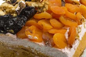 cremiger Kuchen mit getrockneten Aprikosen und Nüssen foto