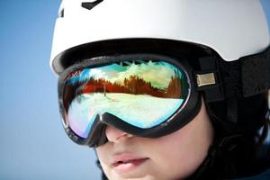 weibliche Snowboarderin gegen Sonne und Himmel