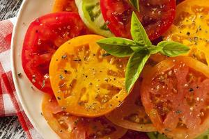 gesunder Erbstück Tomatensalat foto