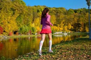 Frau läuft im Herbstpark