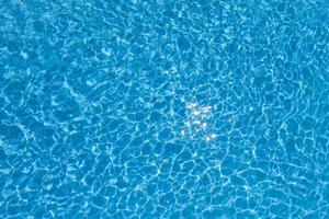 blaues Wasser kräuselte Hintergrund im Schwimmbad foto