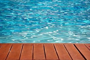blauer Pool mit Holzbodenstreifen Sommerferien