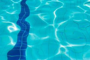 blaues Wellenwasser im Schwimmbad foto