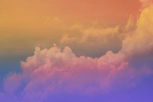 schönheit süß pastell orange gelb bunt mit flauschigen wolken am himmel. mehrfarbiges Regenbogenbild. abstrakte Fantasie wachsendes Licht foto