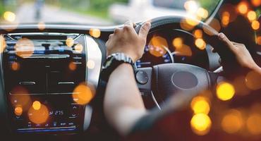 Autofahren auf der Straße Sicheres Reisen Reisen, Fahren, Fahrpraxis, Tourenfahrkonzepte foto