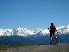 Mountainbiker mit Blick auf die Alpen foto