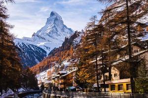 erstaunliches Matterhorn mit Zermattstadt, Schweiz foto