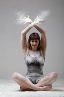 schöne ausdrucksstarke Balletttänzerin posiert mit Mehl im Studio