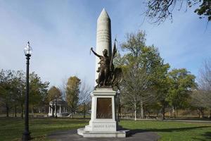 Statue und Obelisk im Boston Common Park