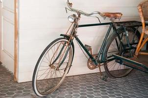altes Fahrrad auf der Straße foto