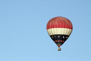 roter weißer und blauer Heißluftballon foto