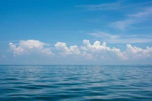 schöner Himmel und blaues Meer foto