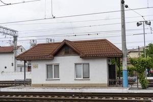 simferopol, krim-6. juni 2021- das gebäude der krimbahn auf dem territorium des bahnhofs. foto