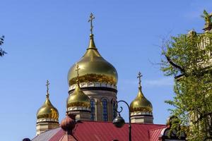 das stadtbild überblickt die goldenen kuppeln des christlichen tempels. foto