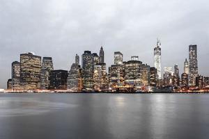 Skyline des Finanzviertels von New York City in der Dämmerung