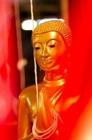 Thai Buddha goldene Statue. Buddha-Statue in Thailand foto