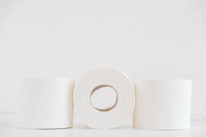 Rollen weißes Toilettenpapier auf weißem Hintergrund foto
