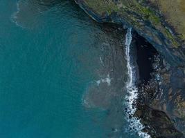 island schwarzer sandstrand mit riesigen wellen bei reynisfjara vik. foto