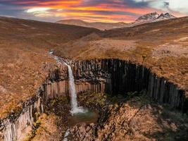 Luftaufnahme des Wasserfalls Svartifoss umgeben von Basaltsäulen foto