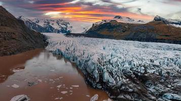 schöne gletscher fließen durch die berge in island. foto