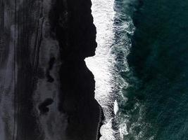 luftaufnahme der isländischen küste am schwarzen strand. foto