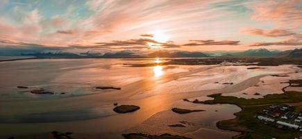 bunter sonnenuntergang über den bergen in island. foto