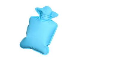grüne oder mintfarbene Wärmflasche oder Tasche zur Linderung von Menstruationsschmerzen mit Kopierraum auf weißem Hintergrund foto
