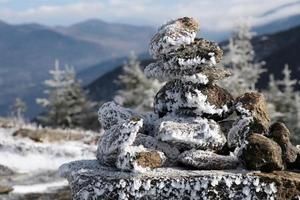 gefrorenes Inukshuk am Kaskaden-Berggipfel, Adirondack-Park foto