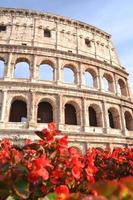 majestätisches altes Kolosseum in Rom gegen blauen Himmel, Italien