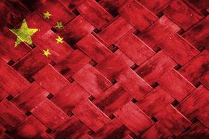 China-Flaggenschirm auf Weidenholzhintergrund foto