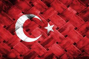 türkei-flaggenschirm auf weidenholzhintergrund foto