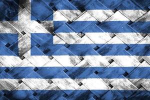 griechenland-flaggenschirm auf weidenholzhintergrund foto